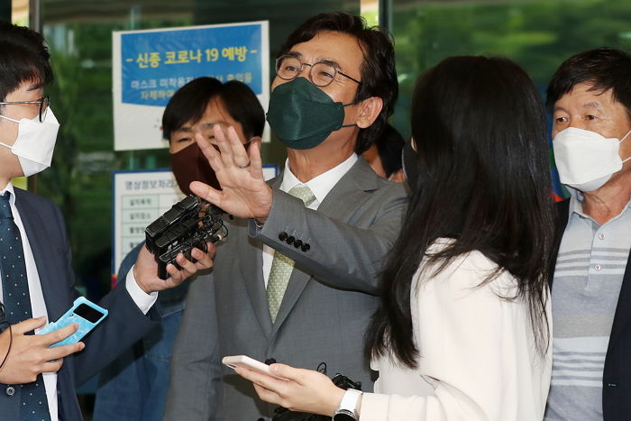 유죄 선고된 유시민 “부분 유죄 나왔다고 한동훈이 상 받을 일한 건 아냐”