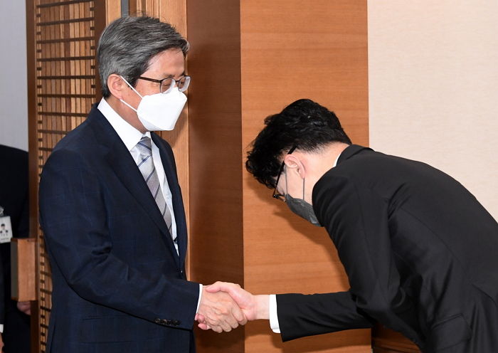 서울대 재학 중 사시 패스해 검사된 한동훈 몸에 평생 배어버린 인사 습관