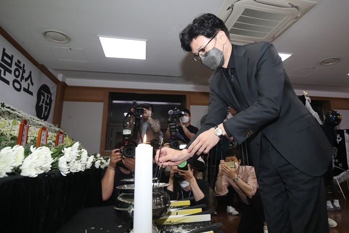 ‘대구 변호사 사무실 방화 참사’ 희생자들 개별 분향소 일일이 찾아 유족 위로한 한동훈 장관