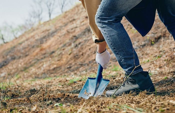 살해 후 유기했던 시신 꺼내서 주식거래 계약서에 ‘엄지 지장’ 찍은 여성