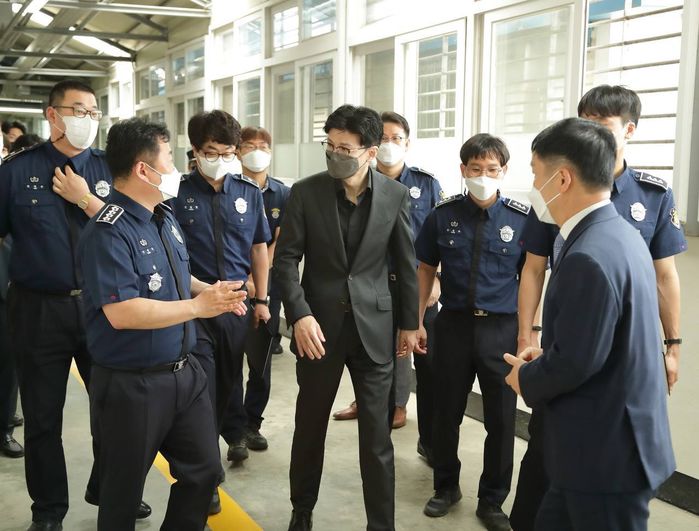 청주교도소 방문한 한동훈 “질서 문란하게 하는 수용자 엄정 대응하라”