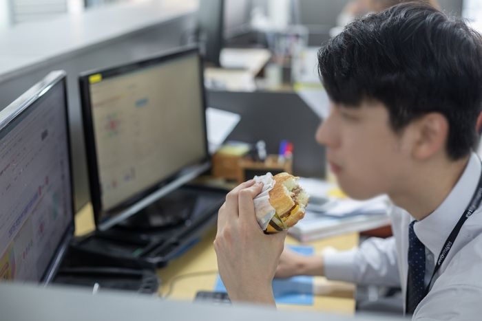 햄버거 배달시켰는데 콜라가 안 왔을 때 “콜라 올 때까지 기다린다 vs 콜라 없이 그냥 먹는다”