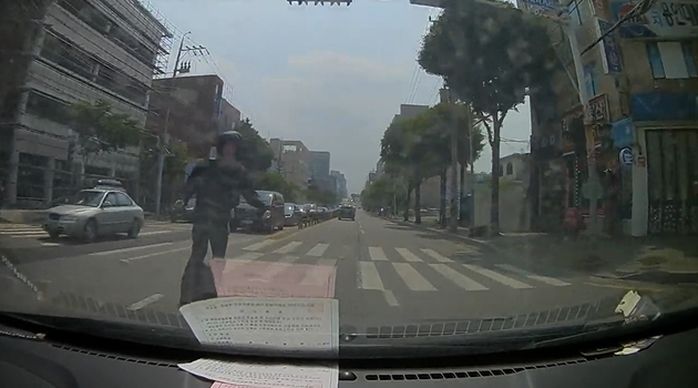 신호위반 좌회전하는 ‘전동휠’과 사고난 차량...운전자 “내 책임될까 걱정돼” (블박영상)