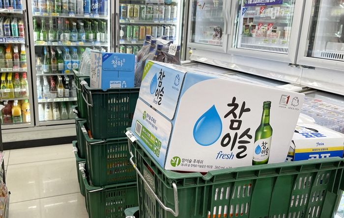 화물노조 파업으로 소주 동나기 시작...편의점, 점포당 하루 ‘한박스’ 제한