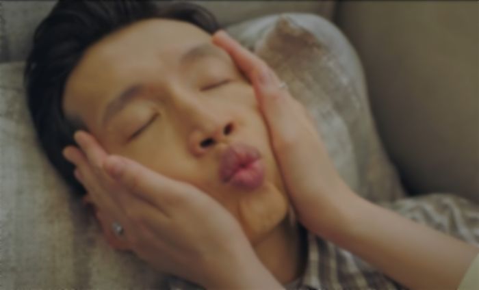 엄마랑 ‘입뽀뽀’하는 남친 보고 충격받았다는 여대생...“가족인데 뭐 어때 vs 이해 불가”