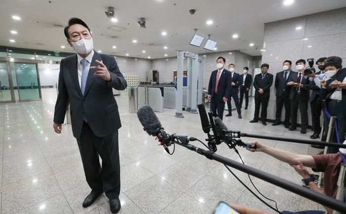 매일 아침 출근 중 기자 질문에 직접 답하는 윤 대통령...역대 정부 중 최초