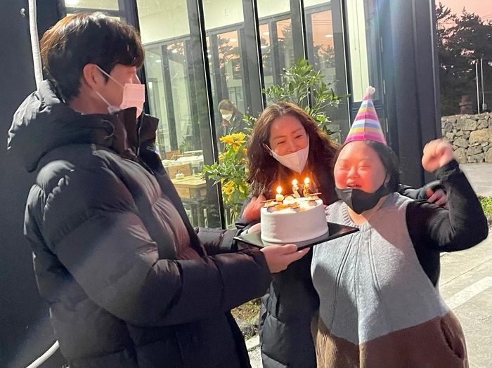 ‘우블스’ 촬영 도중 생일 맞은 배우 정은혜 위해 서프라이즈 파티 열어준 한지민·김우빈