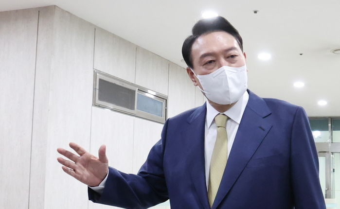 北 도발한 날 영화 봤단 논란에 윤 대통령 “방사포는 미사일에 준하지 않아”