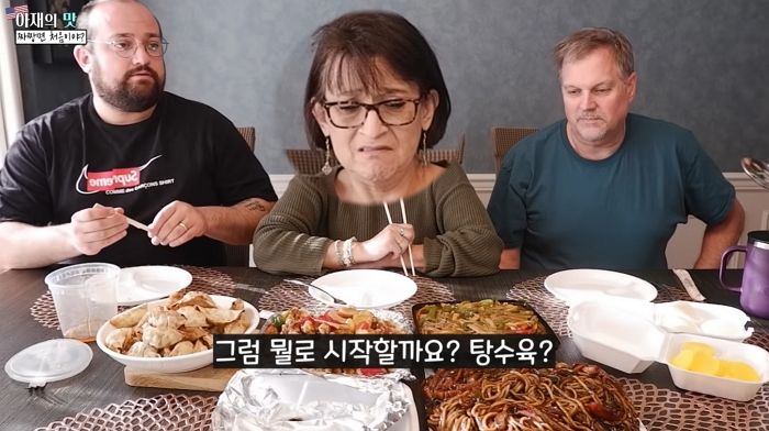 태어나서 처음으로 ‘한국식 짜장면’ 맛본 미국인 엄마의 표정 변화 (영상)