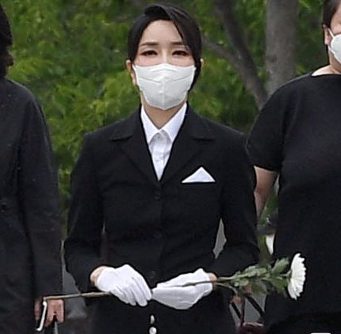 보수정권 영부인 최초로 故 노무현 묘역 참배한 김건희 여사