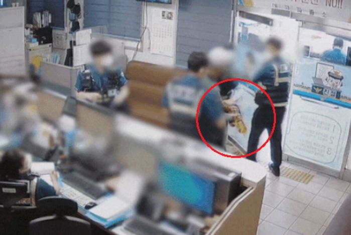 범칙금에 앙심 품고 휘발유 갖고 ‘파출소’ 들어와 문 잠근 남성 (CCTV 영상)