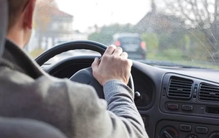 외도 막는 15살 아들 차량에 매달고 10분간 질주한 아빠