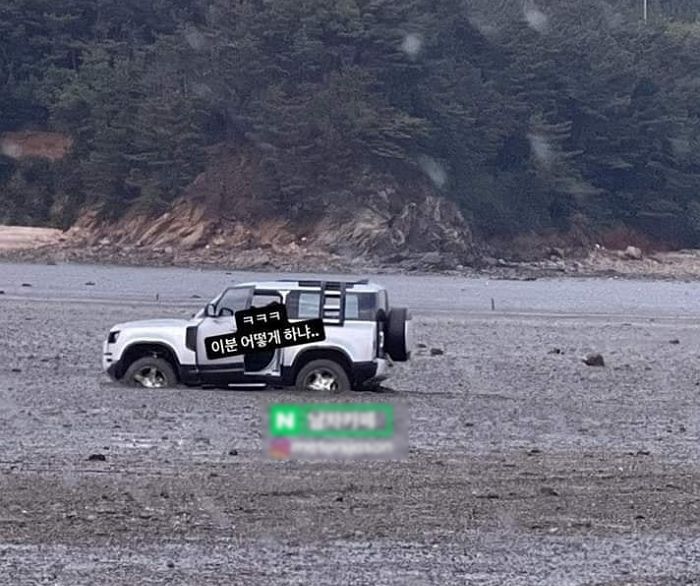 기아 EV6 빠졌던 ‘인천 갯벌’에 8천만원짜리 ‘랜드로버 디펜더’도 빠졌다 (사진)