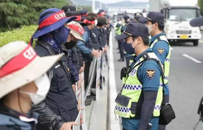 8일 만에 극적 합의한 화물연대 총파업...2조원 피해 남겼다