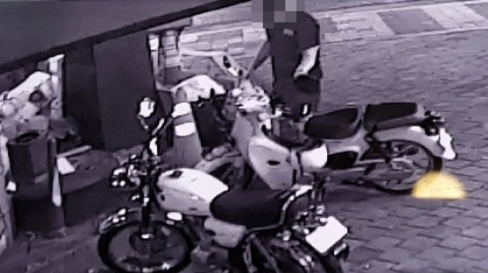 신림역서 주차된 오토바이에 ‘음식물 쓰레기’ 테러한 남성 (영상)