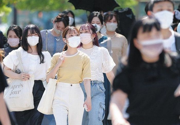 실외 마스크 해제에 마스크는 ‘얼굴에 쓰는 팬티’라 벗을 수 없다는 일본 여성들