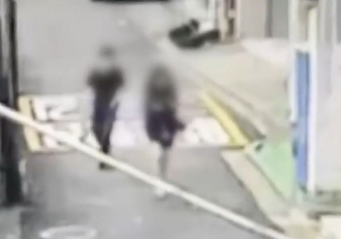 새벽에 귀가하는 여성 뒤쫓던 남성, 현관문에 발 넣어 자택 침입 시도 (영상)