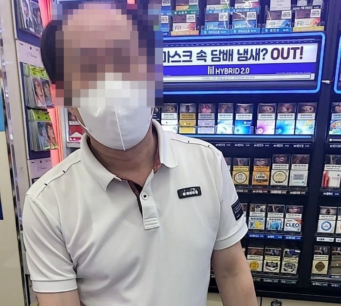 담배 사려는데 편의점 알바생이 신분증 요구하자 뚜껑 열려 계산대 뺏은 아저씨 손님