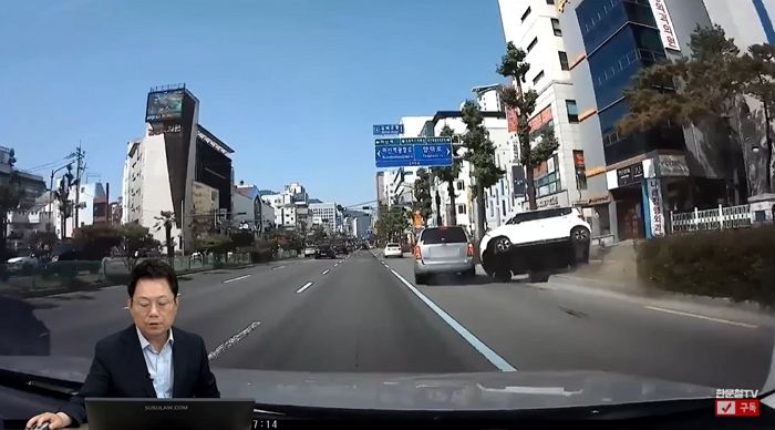 앞 차가 차선 변경하는데 브레이크 안 밟고 달리다 충돌해 반으로 접힌 레이 (영상)