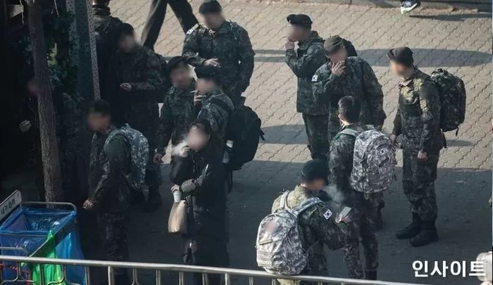 “전투복 입고 ‘길빵’ 하는 군인 신고해도 되나요”...저격글에 질타가 쏟아진 이유