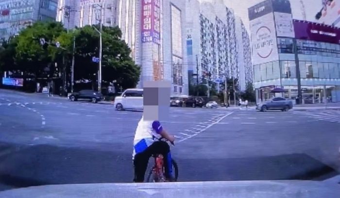 도로서 길 막으며 조롱한 자전거 탄 어린이, ‘동네 유명 상습범’