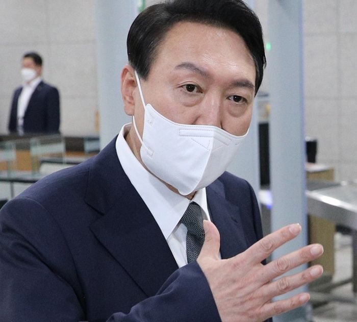 尹정부서 뒤집힌 피격 공무원 월북 논란...文측 “국민 아픔 이용 말라” 반발