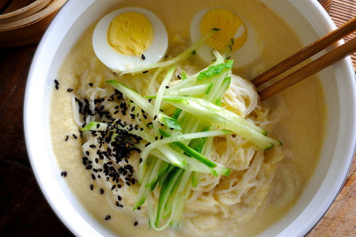 “‘소금 vs 설탕’ 뭐 넣으세요?”...여름철 별미 ‘콩국수’ 레시피 설문조사 결과