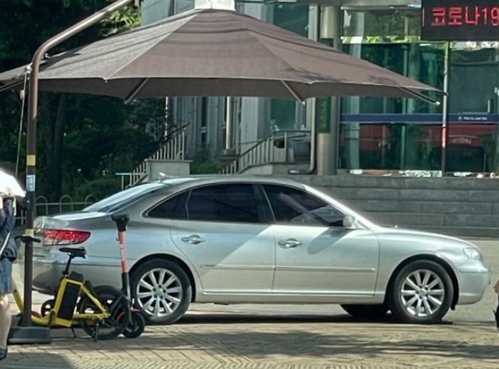 시민들 더위 피하라고 인도 위에 설치한 ‘그늘막’ 아래 주차한 운전자 (사진)