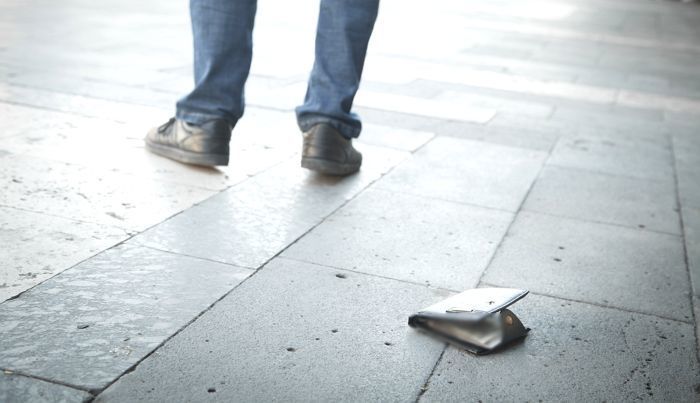 잃어버린 명품지갑 찾으러 경찰서 갔다 딱 걸려 체포된 지명수배자