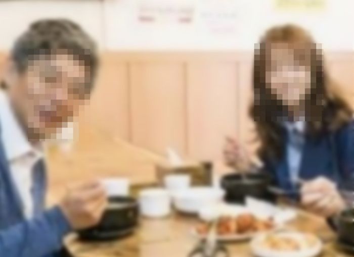 점심 먹는데 이어폰 낀 신입 사원...“예의 없다” vs “지적한 선배가 꼰대”