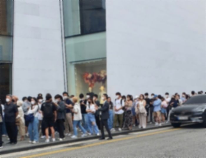 손흥민 브랜드 ‘NOS7’ 사려고 출시 첫날부터 청담동 매장 앞 몰려든 사람들 (사진)