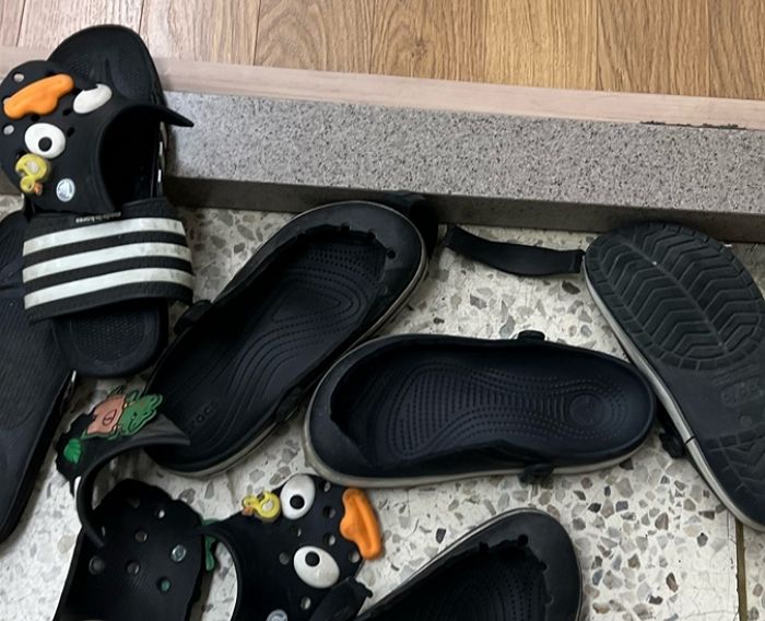 학생들이 크록스 신고 강의실 들어오자 복학생 선배 시켜 신발 싹다 잘라버린 교수