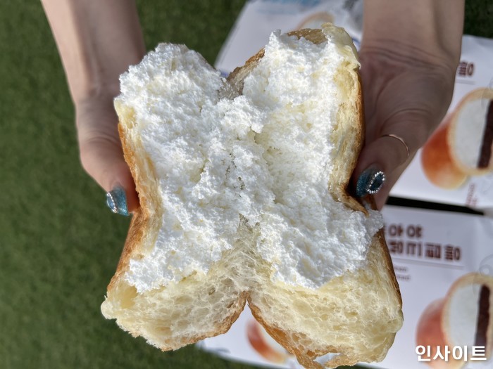 폭신한 빵 안에 달콤·고소 생크림 터질 듯 담겨 인기 폭발 중인 CU 신상 ‘연세우유 생크림 빵’