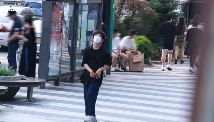 진짜 뇌성마비 장애인 유튜버의 “은행 어디예요?” 실험 카메라에 사람들이 보인 반응 (영상)