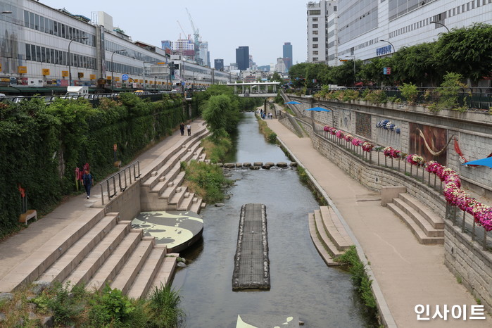 해외 커뮤니티에서 실시간으로 ‘극찬’ 쏟아지는 MB의 청계천 복원 사업