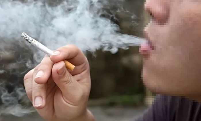 걸으면서 담배 피우던 ‘길빵’ 남성, 담배 꺼달라 요청한 20대 여성 폭행