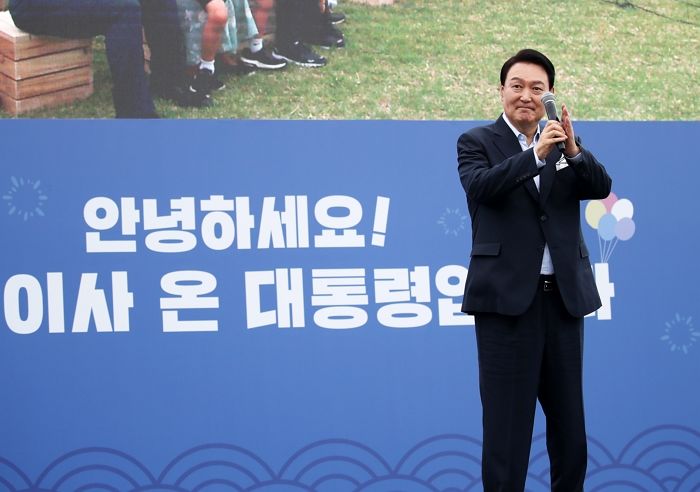 尹, 용산 주민 초청해 ‘대통령실 집들이’...“입주 허락 감사”