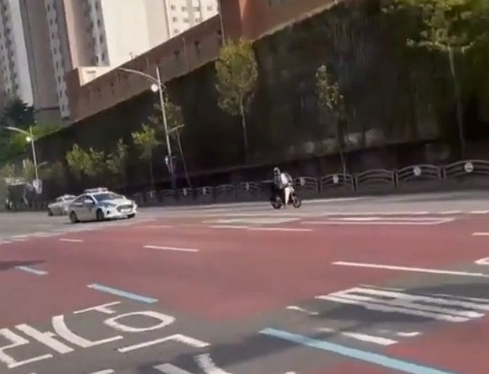 경찰 단속에 걸리자 중앙선 넘어 도주 시도하는 배달 라이더 (영상)