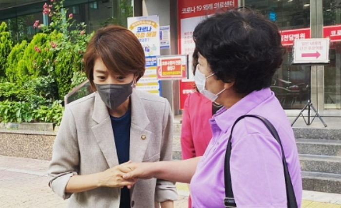 민주당 고민정이 시민들 만나면 ‘귀’부터 들이댄다며 인스타에 올린 사진
