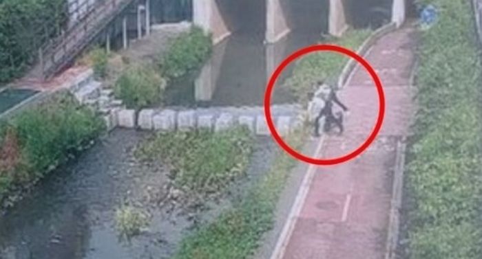 “자수 안 하면 법정 최고형”...돌팔매질로 ‘오리가족’ 죽인 학살범에 경찰이 날린 경고