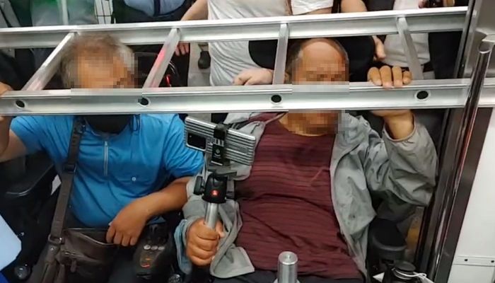 오늘(20일) 출근길 삼각지역에서 문 안닫히게 ‘사다리’ 끼우고 시위한 ‘전장연’