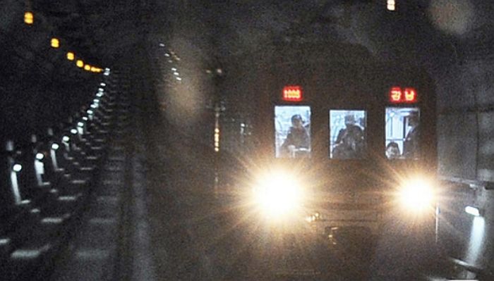 신분당선 양재역서 ‘연기·폭발음’에 시민들 대피...“장비 고장”