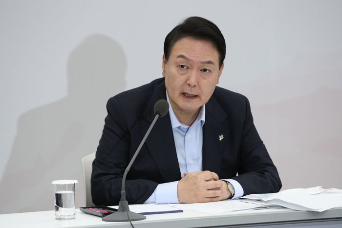 尹 대통령, 31세 행정관에 ‘여성 모병제’ 보고받았다