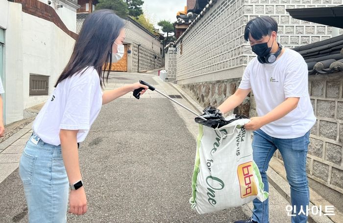 BBQ 대학생 봉사단, 청와대 주변 북촌 한옥마을서 조깅하며 쓰레기 줍는‘플로깅’ 펼쳤다