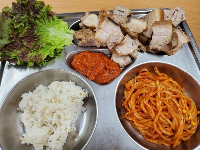 점심값 폭등한 요즘 ‘공짜’로 매일 고기반찬 주는 어느 중소기업의 ‘뷔페식 식단’