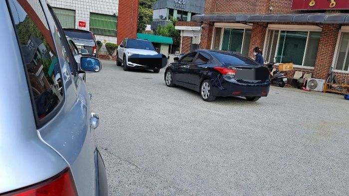 기어 드라이브에 놓고 사이드만 채워 전진하는 차 온몸으로 막은 여성 운전자