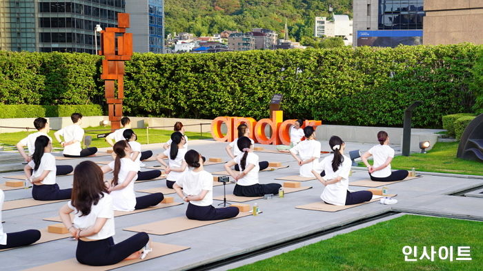 안다르, 도심 속 ‘선셋 힐링 요가’ 클래스 성료