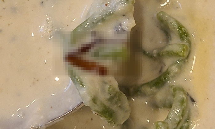 명동 ‘유명 음식점’ 리뷰에 바퀴벌레 다리가 통째로 들어있는 음식 사진이 올라왔다 (혐주의)