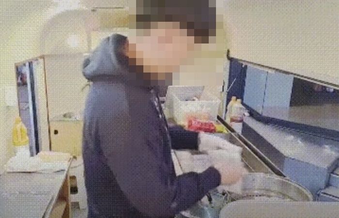 찜기에 ‘물티슈’ 깔고 토스트빵 찌는 부산 서면의 길거리 푸드트럭