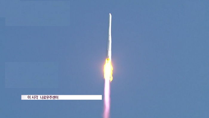 누리호 발사…우주로 향하는 중
